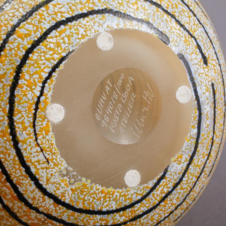 VAS, glas, Ulrica Hydman Vallien, Kosta Boda Atelier, signerad och numrerad.