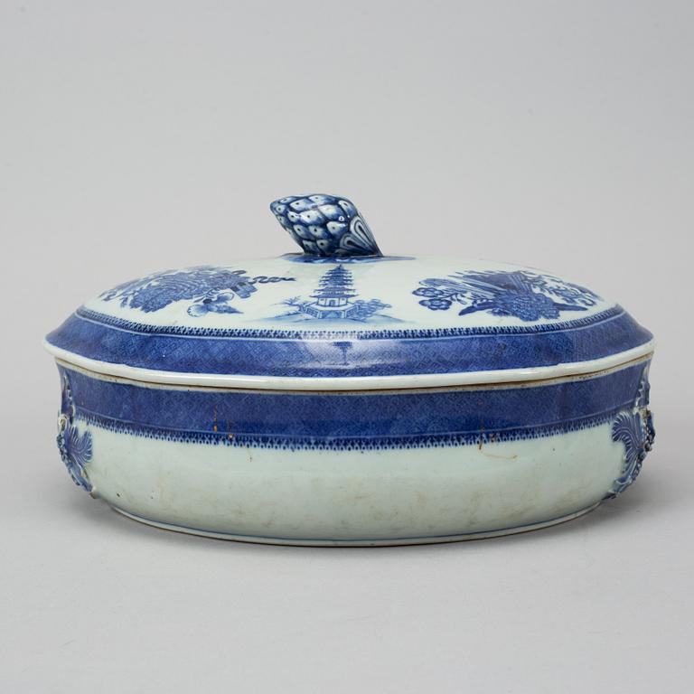 A blue and white tureen with cover, Qing dynasty, Qianlong (1736-95).
