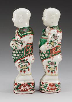 A pair of famille verte figures of boys, Qing dynasty, Kangxi (1662-1722).