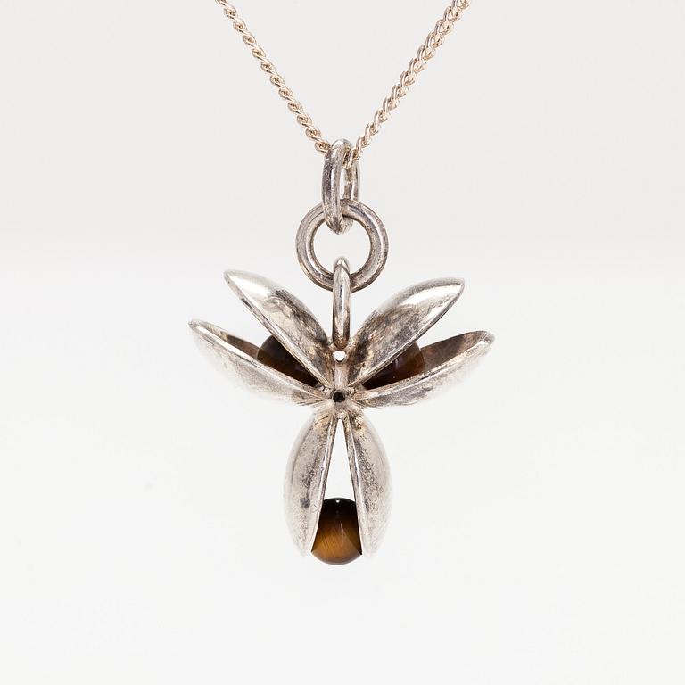 Elis Kauppi, halsband, sterling silver, tigeröga. Kupittaan Kulta Oy, Åbo.