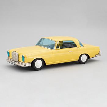 A scale tin model of a Mercedes-Benz 300 SE by Ichiko, in a box.