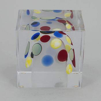 ÅRSKUB, glas, signerad Oiva Toikka, Nuutajärvi 2003, numrerad 357/2000.