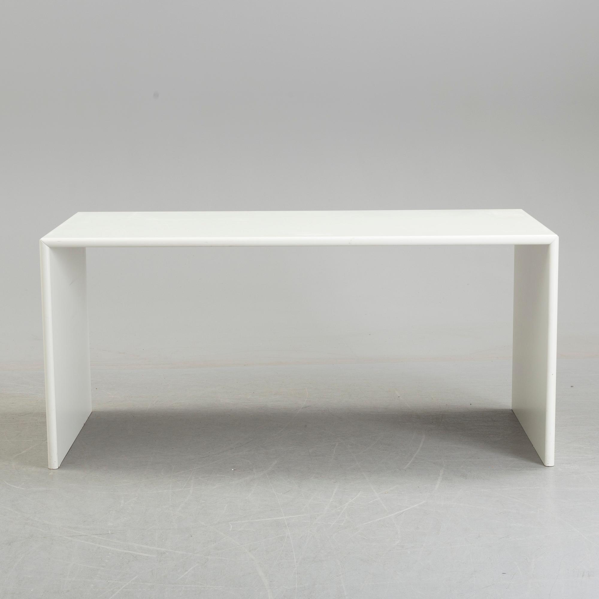 One table and 2 benches "Monterey", 3 pcs, by Peter J Lassen, Montana, 21th century.
