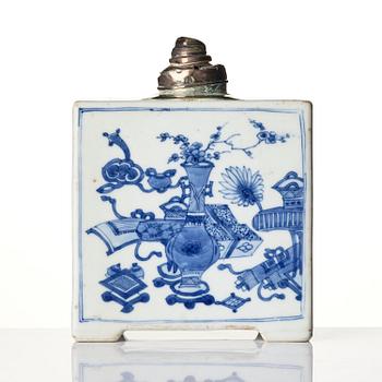 A blue and white tea caddy, Qing dynasty, Kangxi (1662-1722).