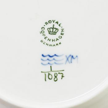 SERVIS, 78 delar, porslin,
"Musselmalet", helblond, Royal Copenhagen, Danmark.