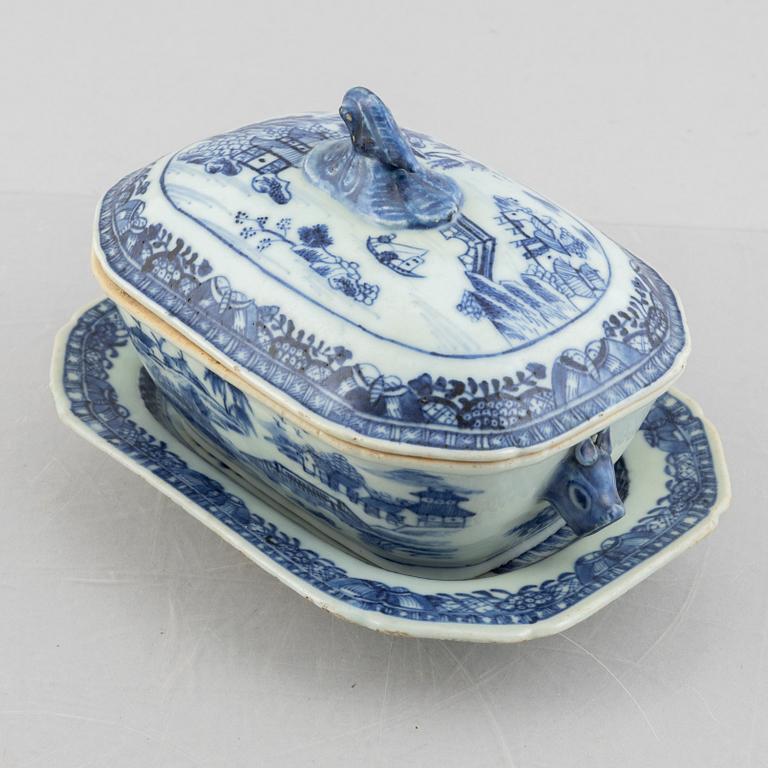 Stekfat, 2 st, samt smörterrin med lock och fat, kompaniporslin, Kina, Qianlong (1736-95).