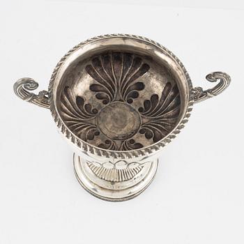 Roland Mellin, hänkelskål på fot, silver, empire, Helsingfors 1839.