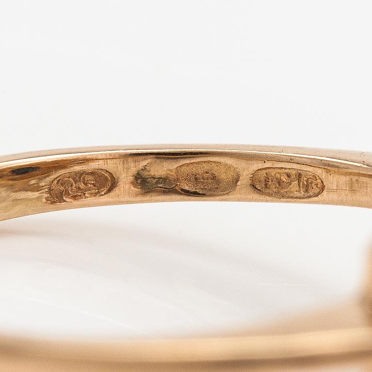 A 14K gold ring with diamonds ca. 0.40 ct in total and a sapphire. Finland 1995.