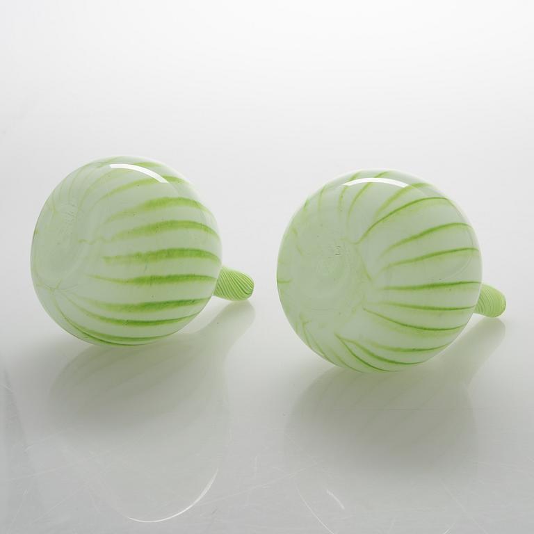 Oiva TOikka, Two glass sculptures "Onion". Signed Oiva Toikka, Nuutajärvi Notsjö 117 and 120/1000.