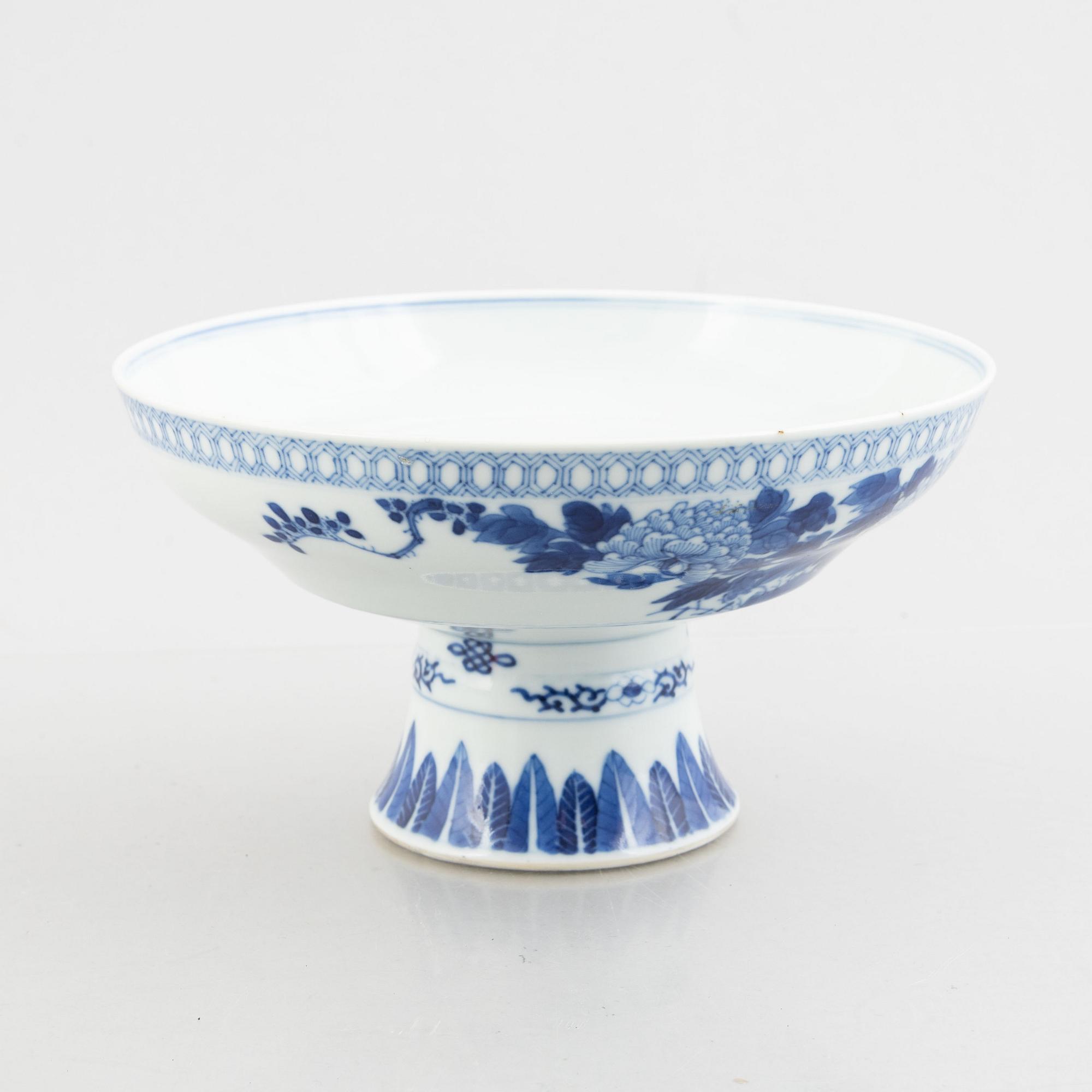 A blue and white stem cup, China, late Qing dynasty/early 20th century.
