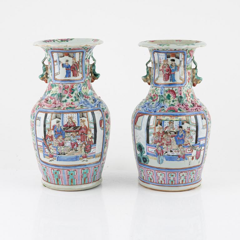A pair of Chinese famille rose vases, late Qing dynasty, circa 1900.