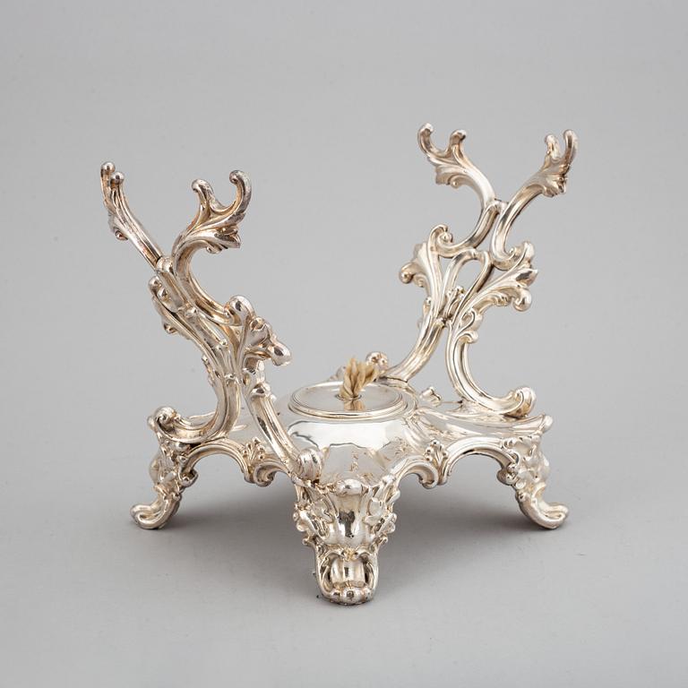 R&S Garrards, varmvattenkanna på rechaud, silver, London 1843.