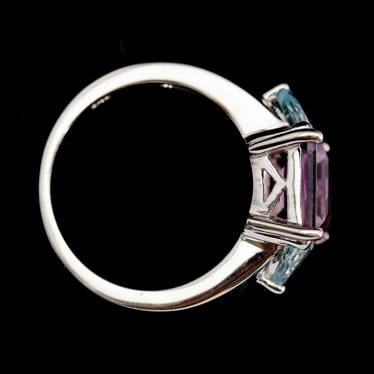 RING, förgyllt silver, ametist och 2 topaser.