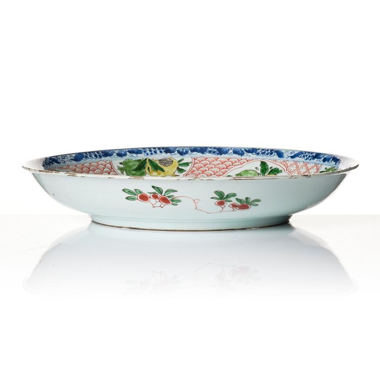 A large famille verte dish, Qing dynasty, Kangxi (1662-1722).