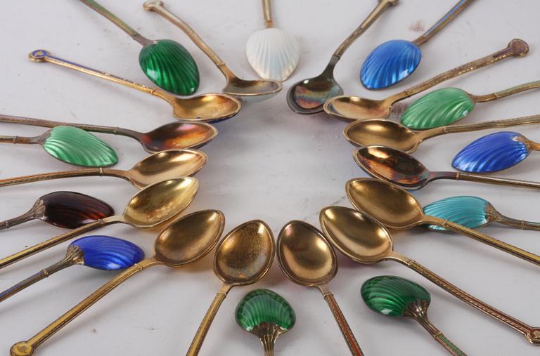 MOCCASKEDAR, 26 st, silver, C.G Hallberg, emaljerade.