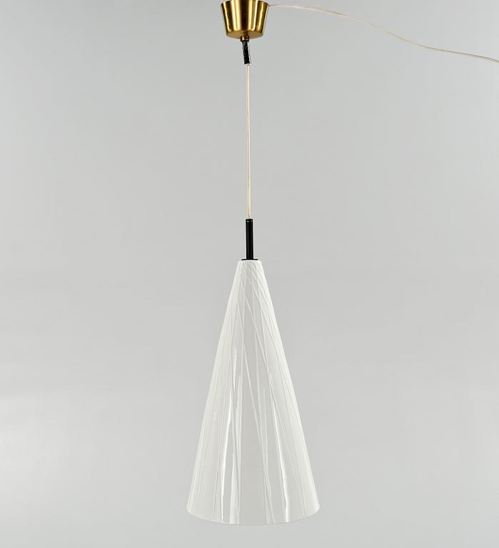 TAKLAMPA, porslin, troligen Carl-Harry Stålhane, omkring 1900-talet mitt. Höjd 45 cm exkl fästanordning.