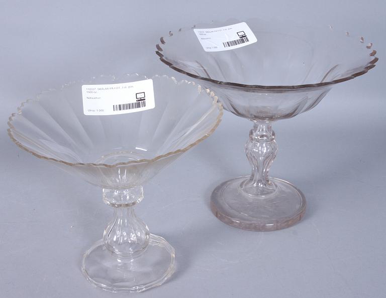 SKÅLAR PÅ FOT, 3 st, glas, 1900-tal.