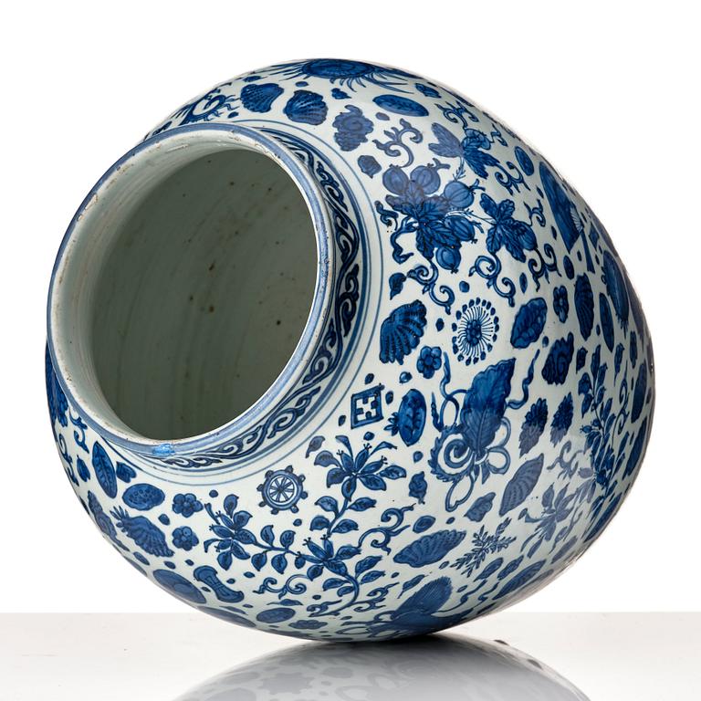 A large blue and white jar, Ming dynasty, Wanli (1572-1620).