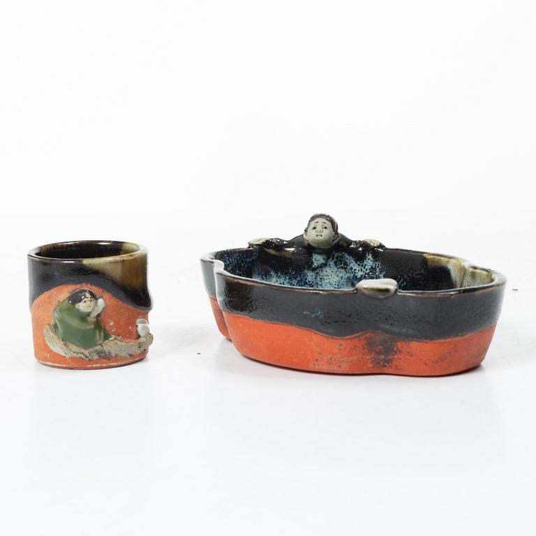 Burk med lock, kopp och två skålfat, stengods, 'sumida ware'. Japan, 1900-tal.