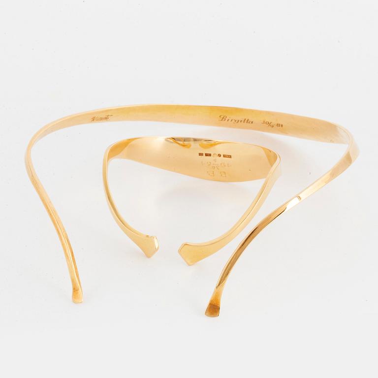 18K gold necklace and bracelet.