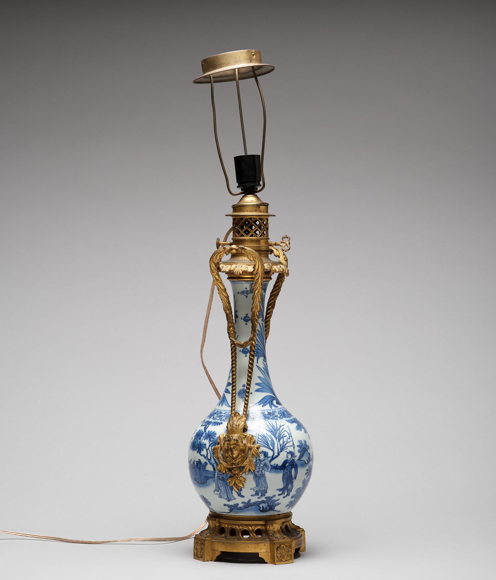 A blue and white Transitional vase, 17th Century.