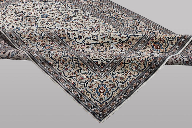 A carpet, Kashan, ca 290 x 193 cm.