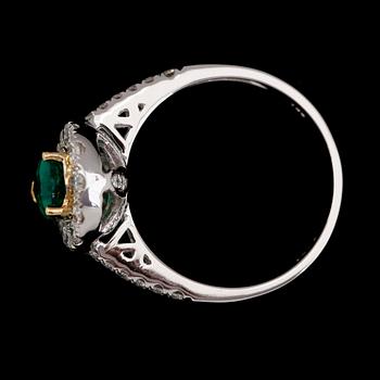 RING, 18K vitguld, smaragd ca 0.90 ct, diamanter tot ca 0.70 ct.