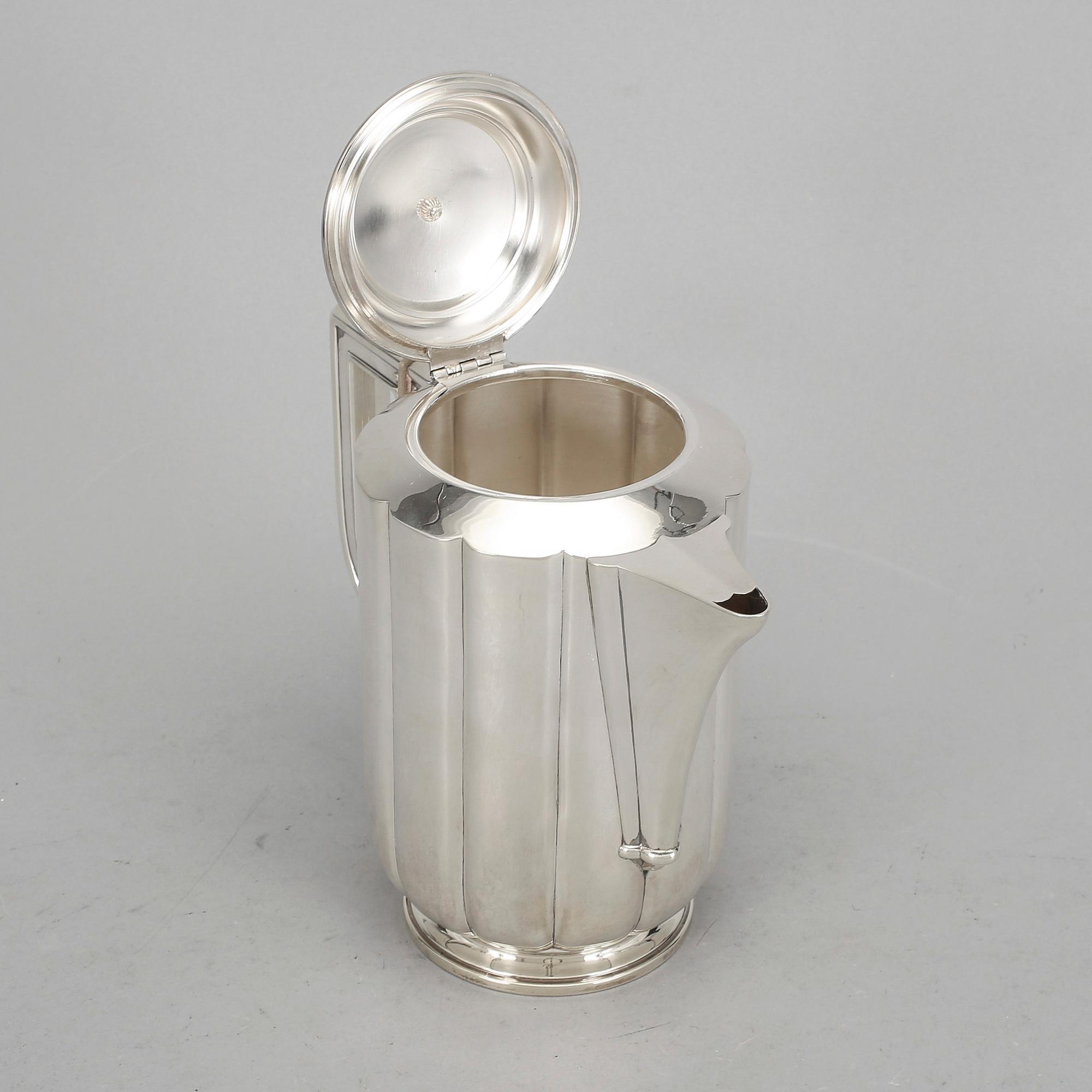 KAFFEKANNA, silver, oidentifierade, otydliga stämplar, 1900-tal. Vikt ca 612g.