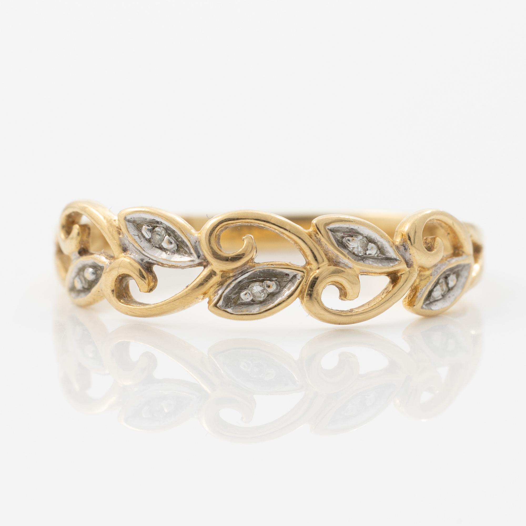 Ring, 18K guld med genombruten dekor med små diamanter.