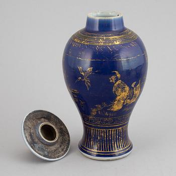 A group of 7 porcelain objects, Qing dynasty, incl. Qianlong and 19th century.