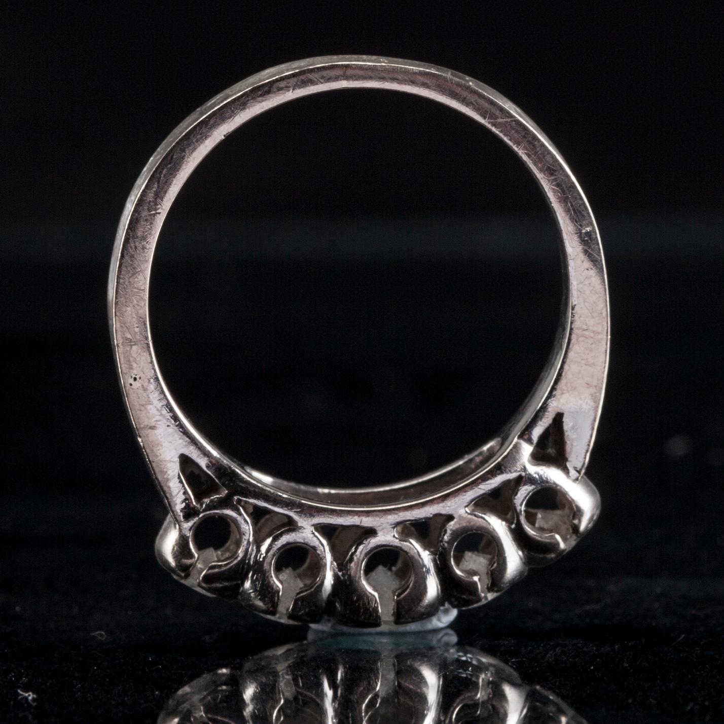 RING, vitguld, fem briljantslipade diamanter tot. ca 0,50 ct. 1900-talets senare hälft. Vikt 3,6 g.