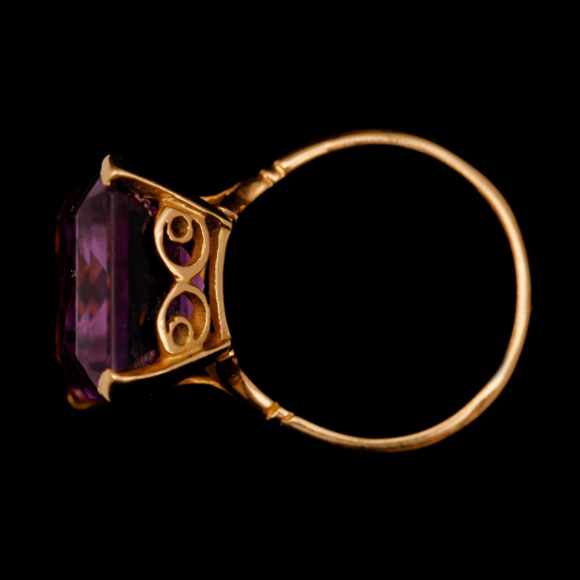 RING, 18 k, med fasetterad ametist.