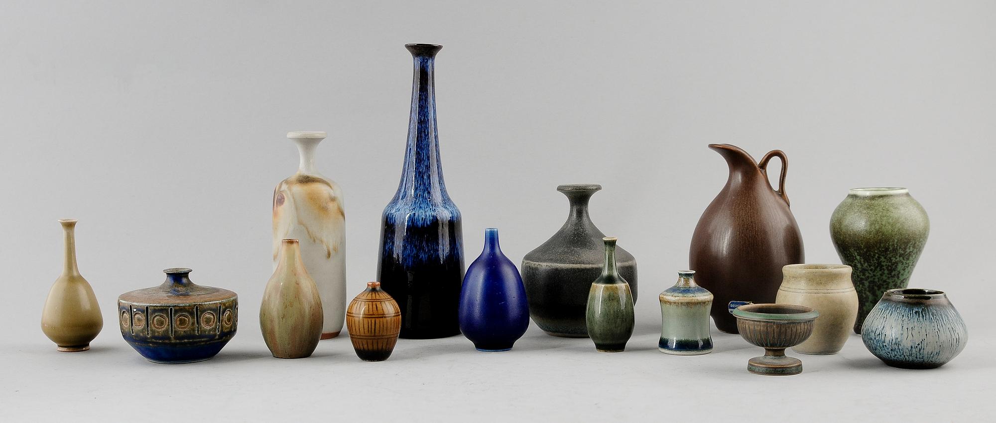 SAMLING MINIATYRVASER, 15 st, stengods, 1900-talets mitt.