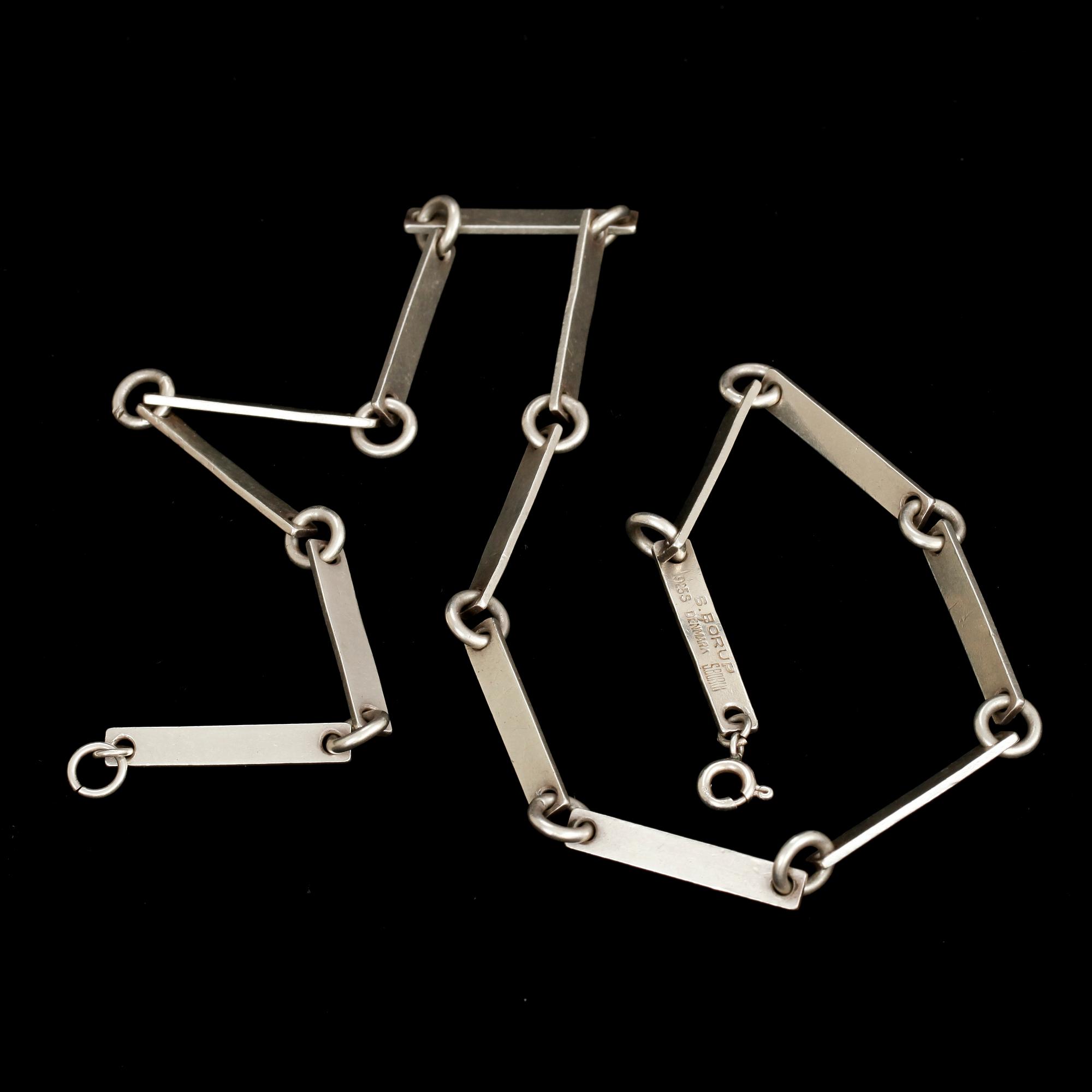 COLLIER, 2 st. Silver. Danmark, samt Sverige. 1900-talets andra hälft. Vikt tot 50 g.