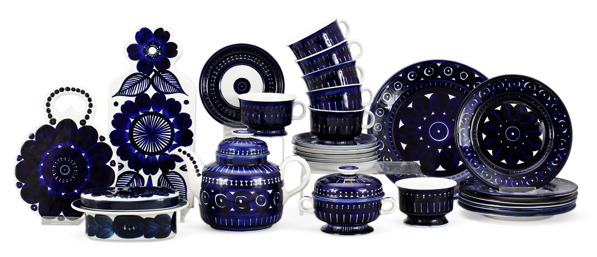 An Arabia 16 pcs tea service, "Valencia", by Ulla Procopé, Finland.