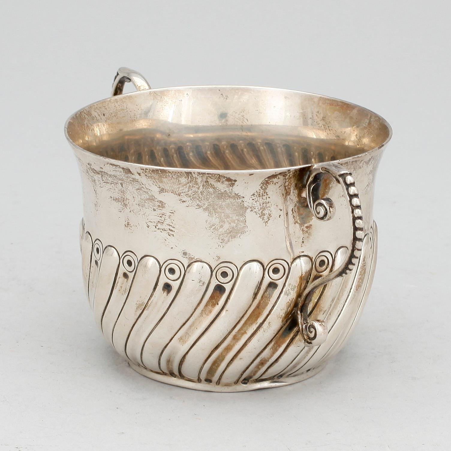 SKÅL med HÄNKLAR, silver, RS, London, 1896. Vikt ca 139g.