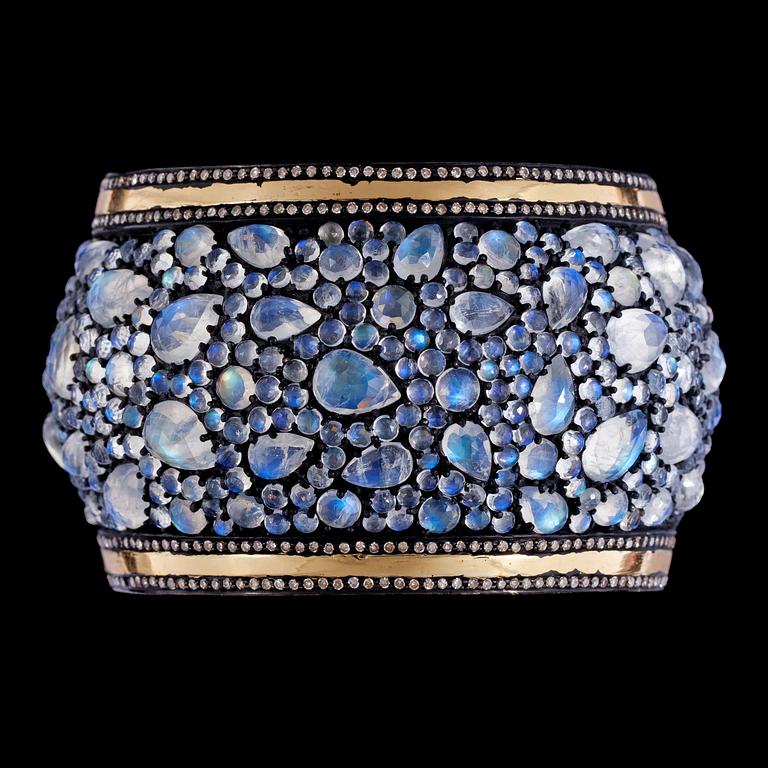 ARMRING, månstenar, tot. 144 ct, med briljantslipade diamanter, tot. ca 4.50 ct.