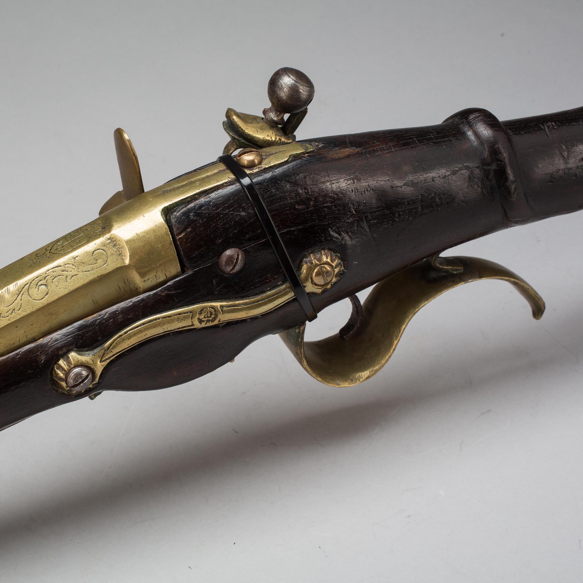 GEVÄR, s k muskedunder, flintlås. 1700-tal.