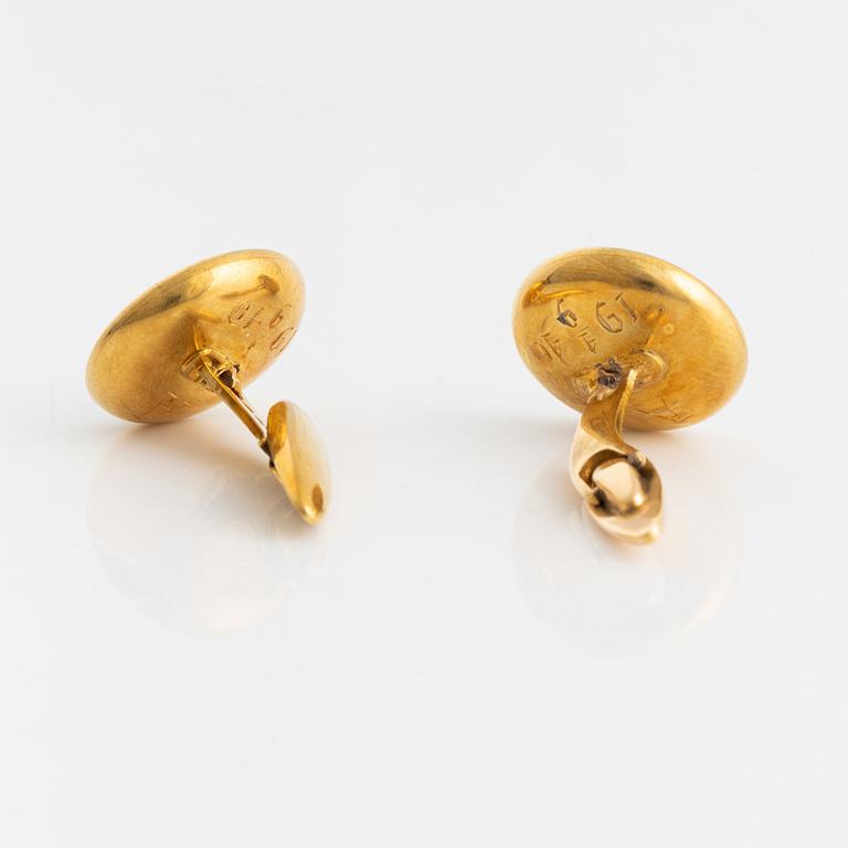 An 18K gold and mother of pearl cufflinks.