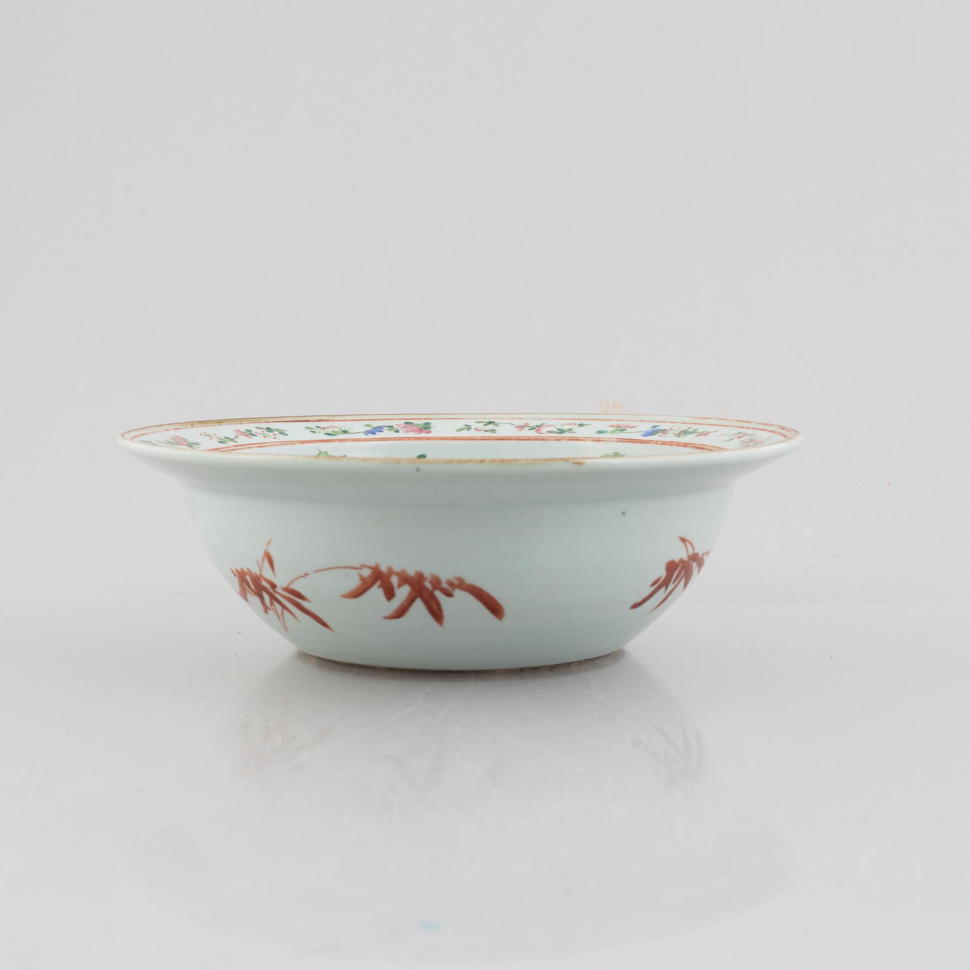 A porcelain bowl/wash basin, China, late Qing dynasty.