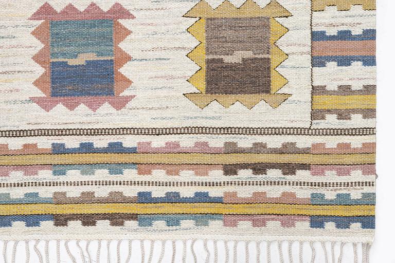 Märta Måås-Fjetterström, matta, "Ljusa Plador" rölakan, ca 355 x 239 cm, signerad AB MMF.