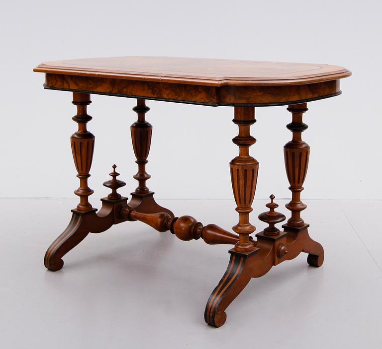 SOFFA OCH BORD, nyrenässans, omkring år 1900.