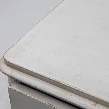 Chest of drawers, 19th century.