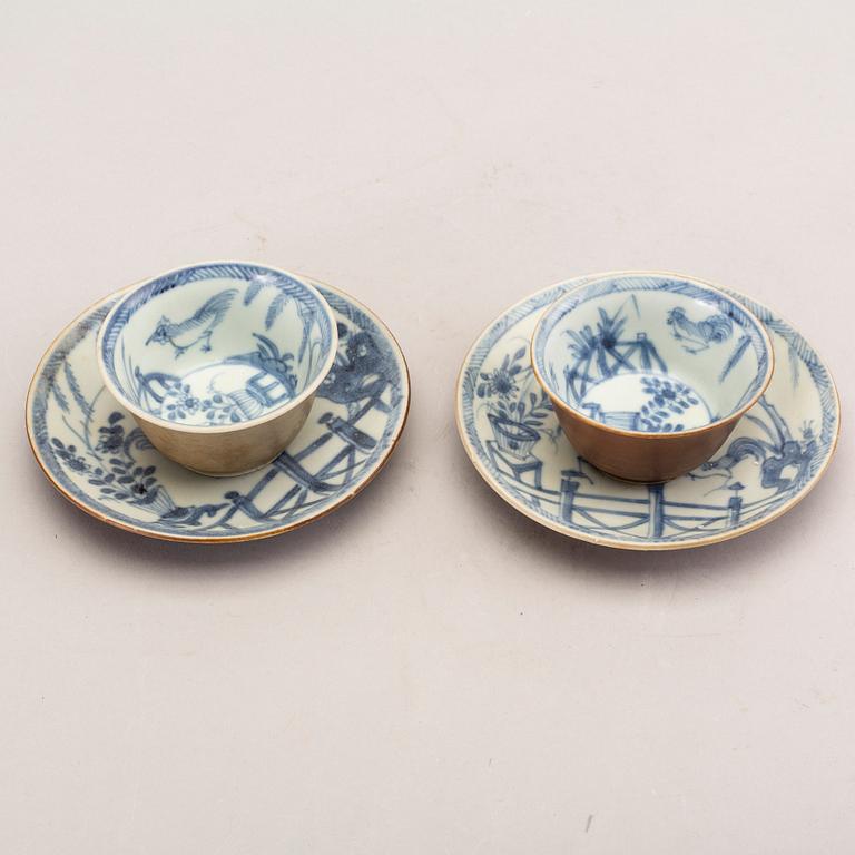 A set of two porcelain cups and saucers and two extra saucers, Qing dynasty, Kangxi (1662-1722).