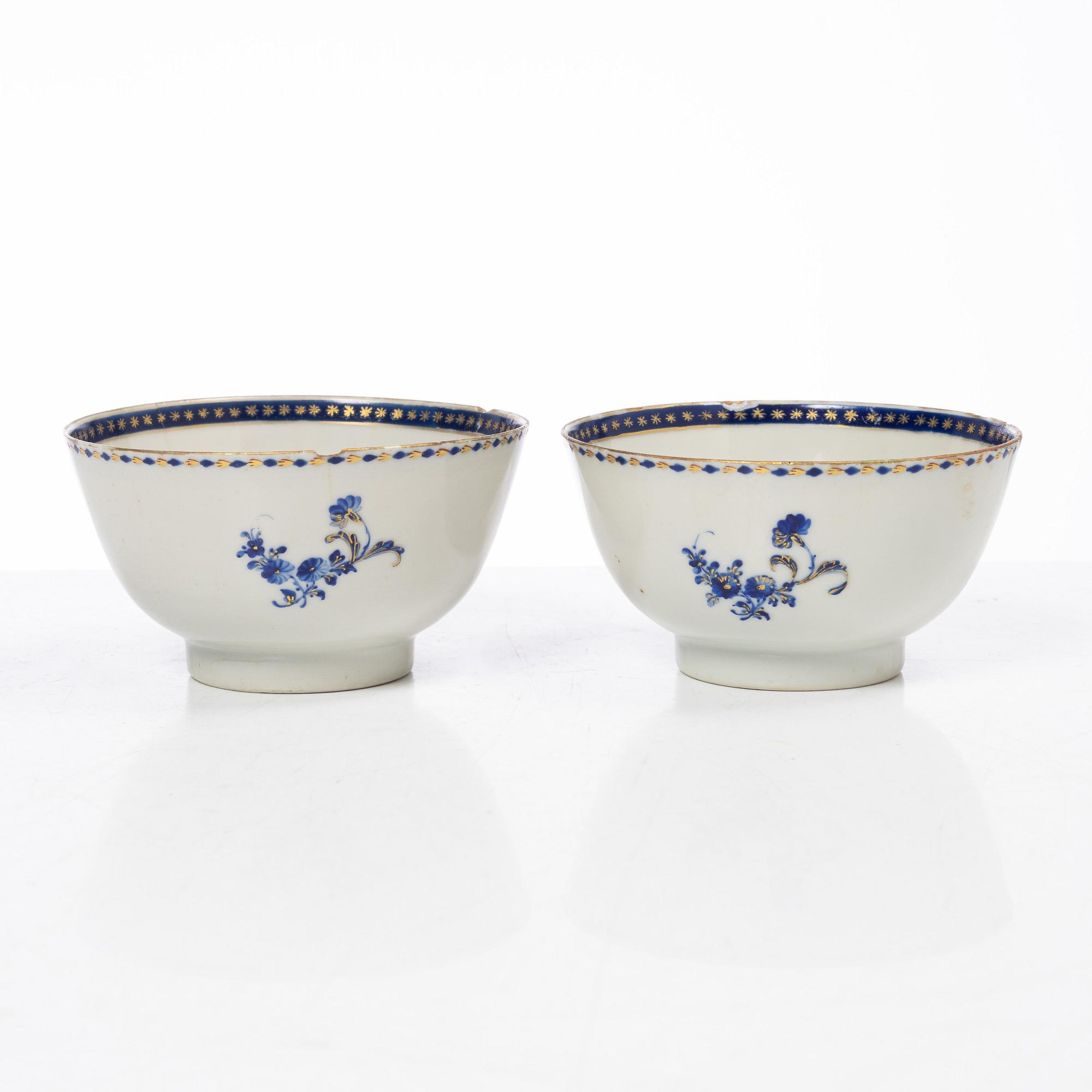 Parti, porslin samt fat i emalj på koppar, nio delar. Qingdynastin, 1700-tal.