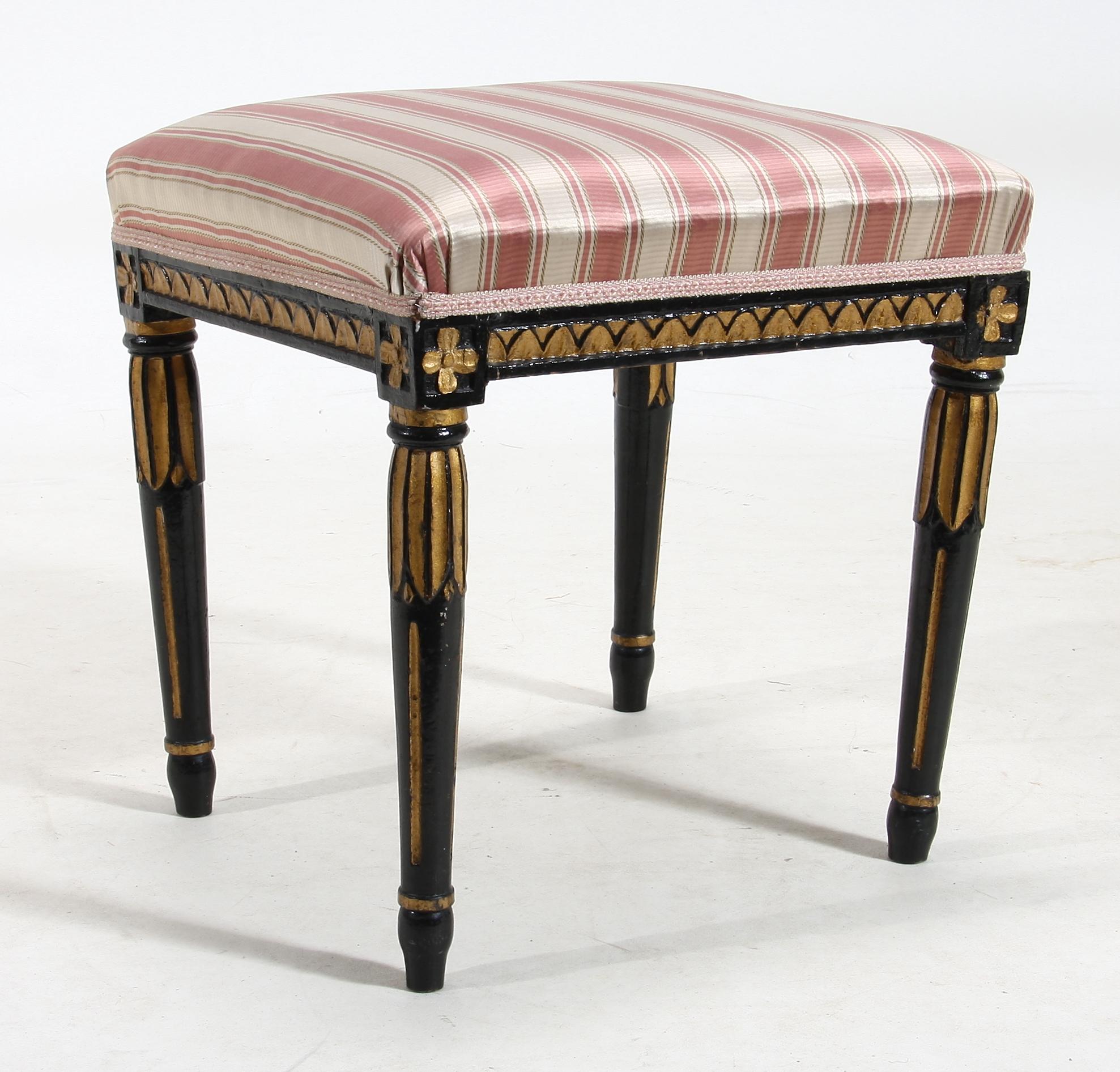 TABURETT. Sengustaviansk 1700-tal.