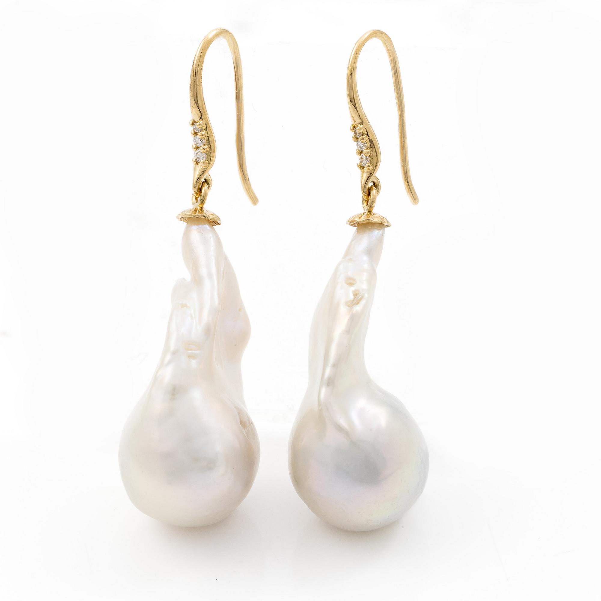 Earrings in 18K gold with cultured baroque freshwater pearls and brilliant-cut diamonds.