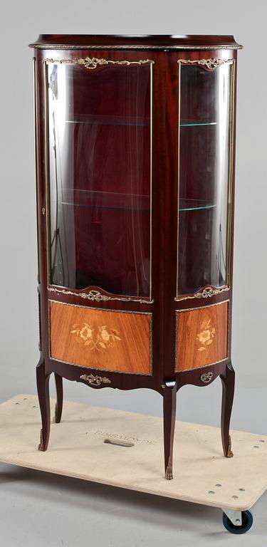 VITRINSKÅP, omkring 1900-talets mitt.