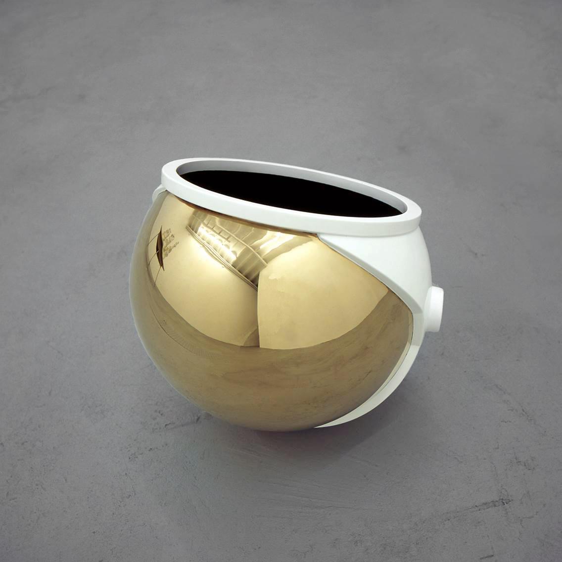 Jone Kvie, "Helmet".