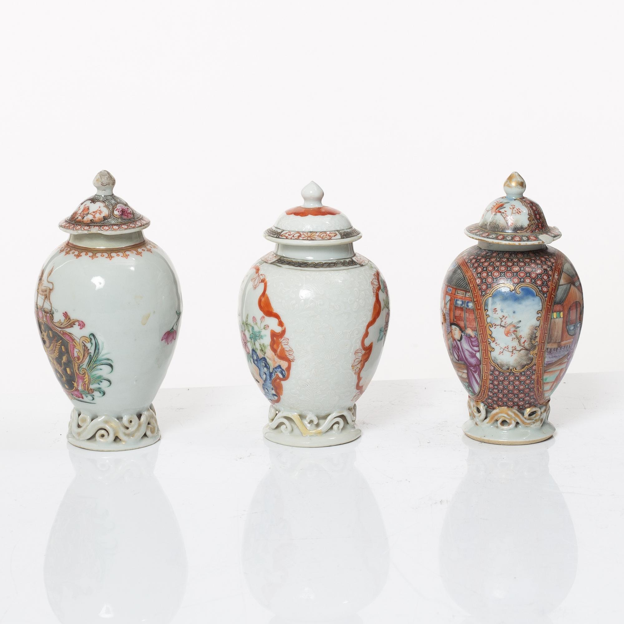 Tedosor, tre stycken, samt senapsburk med lock, porslin. Qing dynastin, Qianlong (1736-95).
